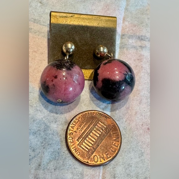 20mm pink Rhodonite dangle bead earrings w/ 14K gold posts & backs - Picture 2 of 4